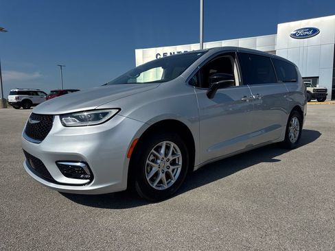 Used 2024 Chrysler Pacifica Touring-L FWD image 2