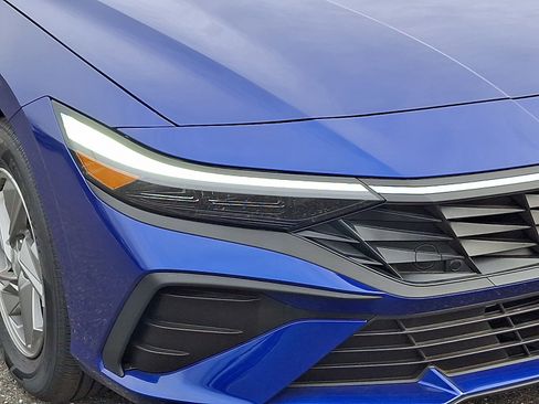 Certified 2025 Hyundai Elantra SE image 9