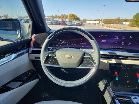 Used 2025 Cadillac Escalade ESV Sport w/ Touring Package image 15