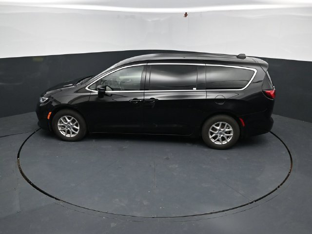 Used 2024 Chrysler Pacifica Touring-L FWD image 37