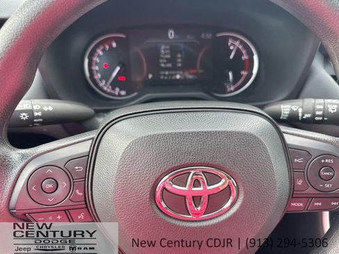 Used 2025 Toyota RAV4 XLE AWD/4WD image 20