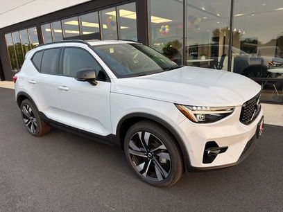 New 2025 Volvo XC40 B5 Plus w/ Protection Package Premier