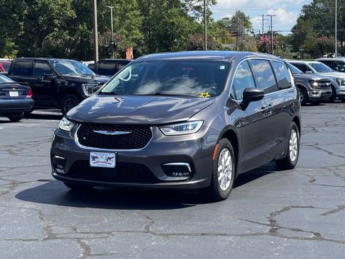 Used 2023 Chrysler Pacifica Touring-L FWD image 2