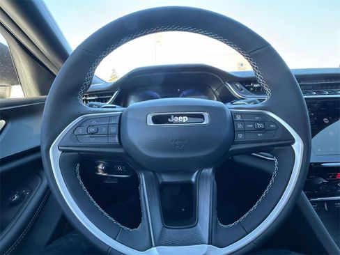 Used 2025 Jeep Grand Cherokee Laredo X w/ Luxury Tech Group I image 15