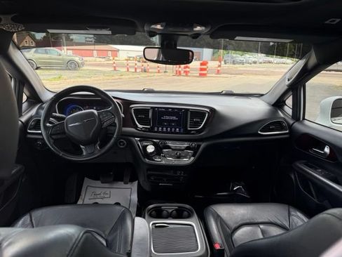 Used 2019 Chrysler Pacifica Touring-L FWD image 12