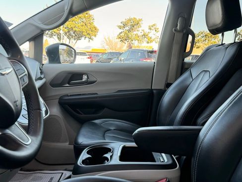 Used 2023 Chrysler Pacifica Touring-L image 14