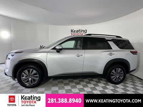 Used 2025 Nissan Pathfinder SV FWD image 8