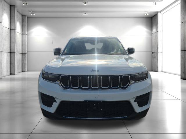 Used 2023 Jeep Grand Cherokee Laredo AWD/4WD image 3