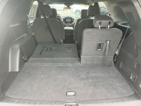 Used 2022 Chevrolet Traverse LT image 38