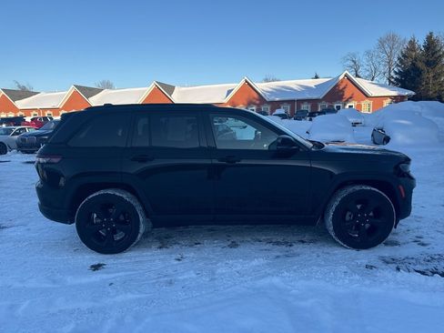 Used 2023 Jeep Grand Cherokee Altitude image 7