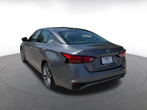 Used 2025 Nissan Altima 2.5 SV FWD image 11