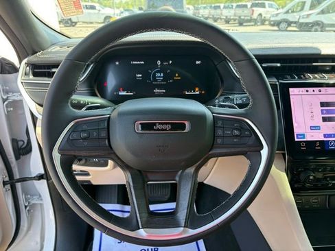 Used 2025 Jeep Grand Cherokee Limited w/ Luxury Tech Group II AWD/4WD image 16