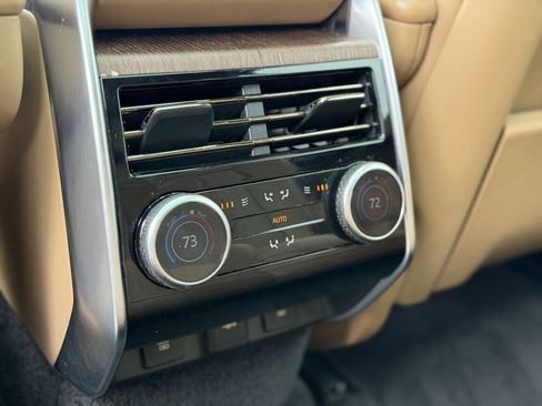 Used 2023 Land Rover Range Rover Long Wheelbase SE image 32