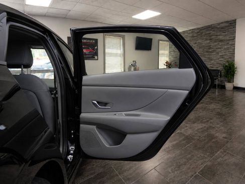 Used 2023 Hyundai Elantra SE FWD image 19
