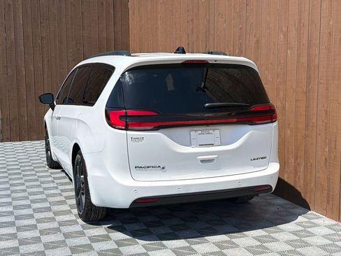 Used 2025 Chrysler Pacifica Limited FWD image 18