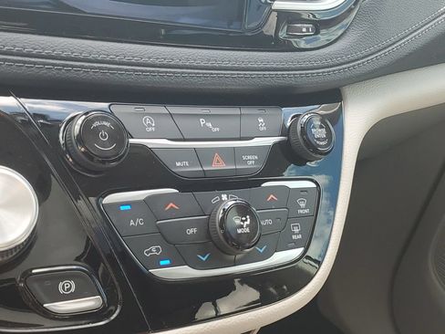 Used 2019 Chrysler Pacifica Limited w/ Tire & Wheel Group FWD image 28
