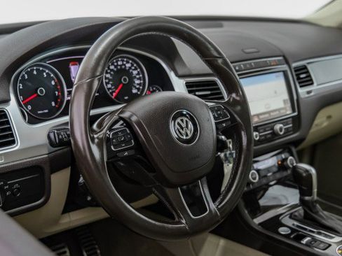 Used 2017 Volkswagen Touareg Executive AWD/4WD image 13