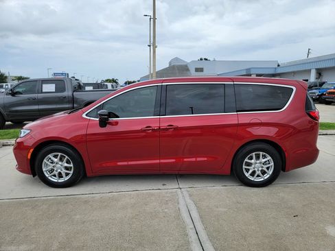 Used 2026 Chrysler Pacifica Select FWD image 2