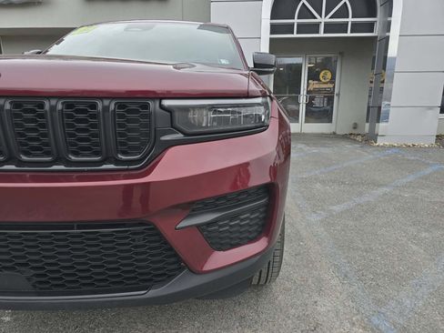 Used 2025 Jeep Grand Cherokee Altitude image 10