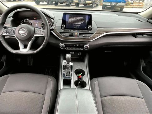 Used 2025 Nissan Altima 2.5 SV image 15