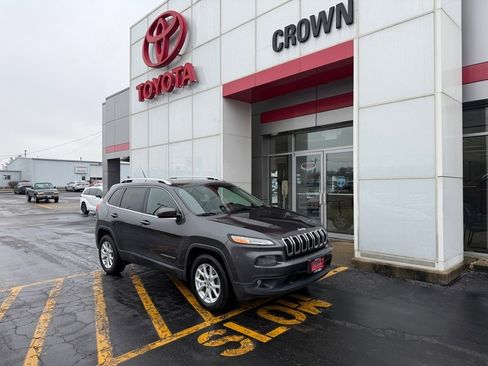 Used 2017 Jeep Cherokee Latitude w/ Cold Weather Group image 1