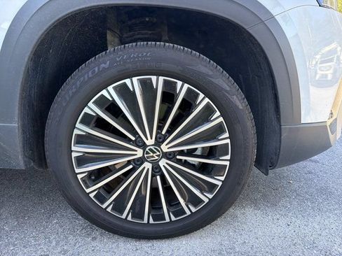 Used 2025 Volkswagen Taos SE w/ Panoramic Sunroof Package FWD image 5