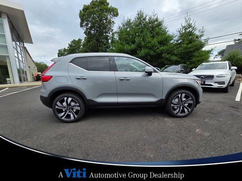 Used 2025 Volvo XC40 B5 Plus w/ Protection Package Premier image 9