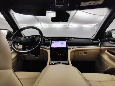 Used 2024 Jeep Grand Cherokee Limited image 33