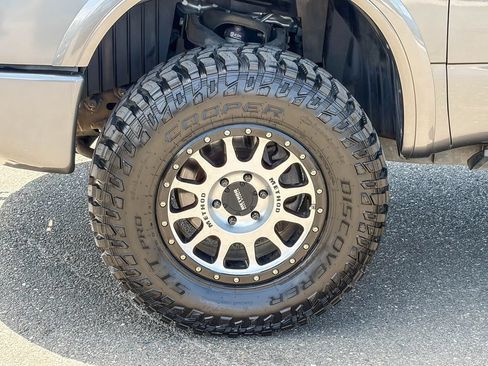 Used 2019 Nissan Titan PRO-4X w/ Pro-4x Convenience Package AWD/4WD image 14