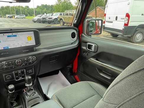 Used 2025 Jeep Wrangler Unlimited Sahara w/ Safety Group AWD/4WD image 42