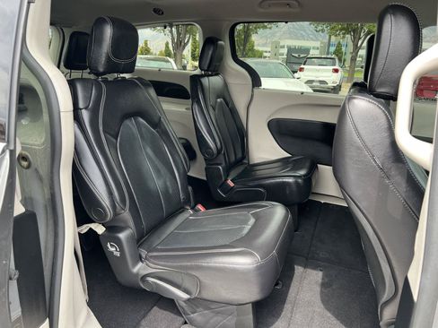 Used 2022 Chrysler Pacifica Touring-L FWD image 24