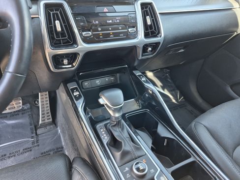 Used 2023 Kia Sorento SX AWD/4WD image 12