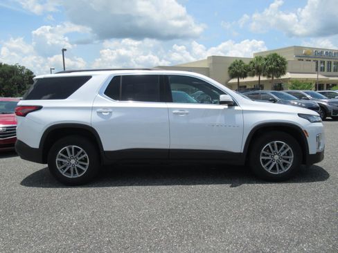 Used 2023 Chevrolet Traverse LT FWD image 2