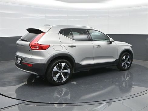 Used 2024 Volvo XC40 B5 Plus image 4