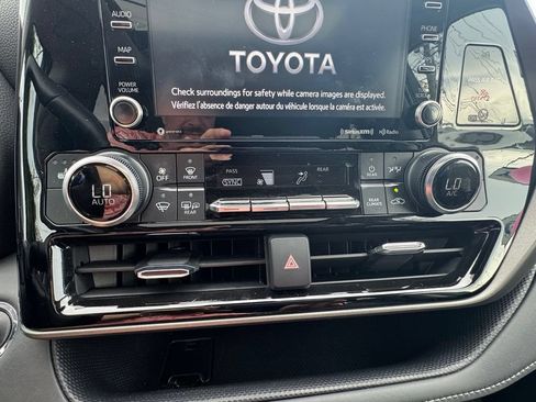 Used 2022 Toyota Highlander XLE AWD/4WD image 21
