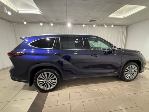 Certified 2025 Toyota Highlander Platinum image 6