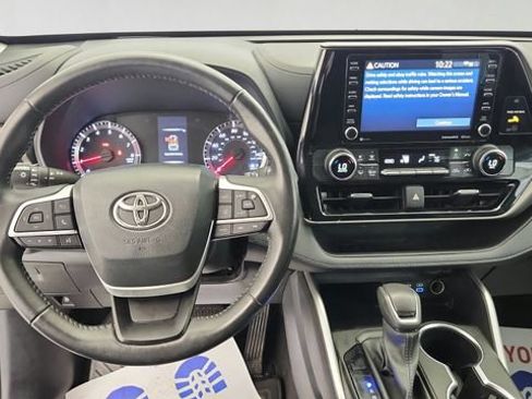 Used 2022 Toyota Highlander LE FWD image 13