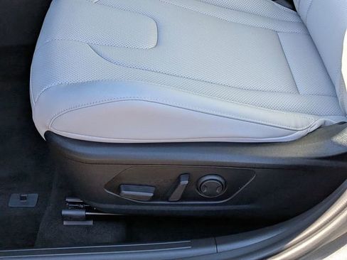 Used 2025 Hyundai Elantra Limited FWD image 12