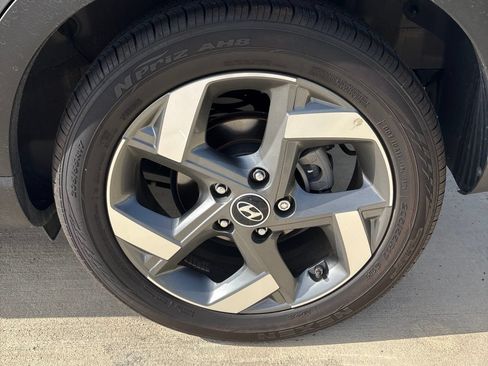 Certified 2025 Hyundai Venue Limited FWD image 20