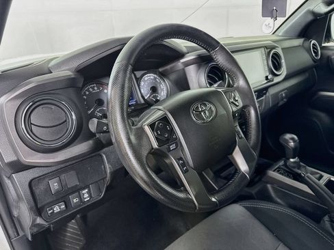 Used 2021 Toyota Tacoma TRD Off-Road w/ Technology Package AWD/4WD image 9