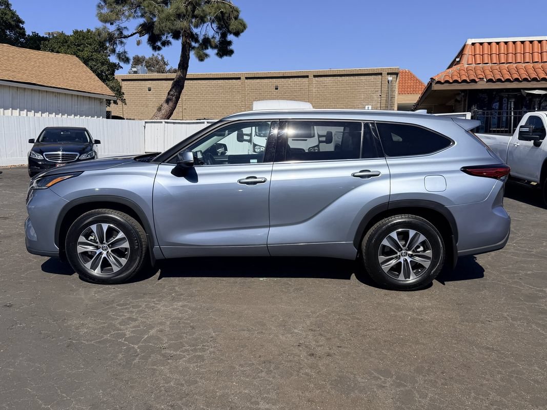 Used 2021 Toyota Highlander XLE AWD/4WD image 7
