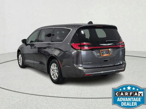 Used 2023 Chrysler Pacifica Touring-L FWD image 4