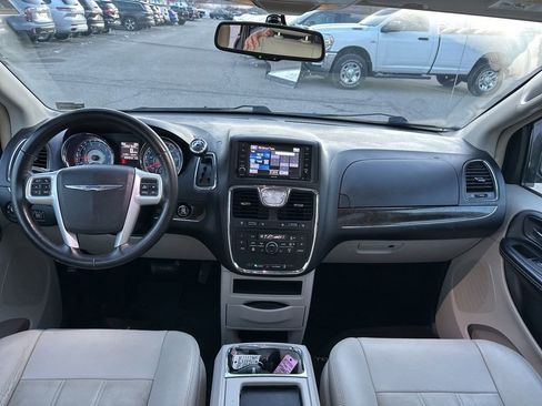 Used 2016 Chrysler Town & Country Touring w/ Driver Convenience Group image 16