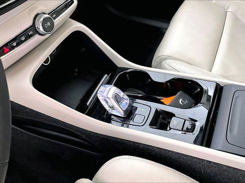 Certified 2023 Volvo XC40 B5 Plus image 19