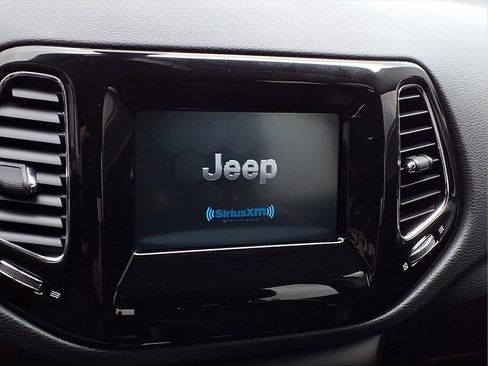 Used 2019 Jeep Compass Latitude FWD image 10