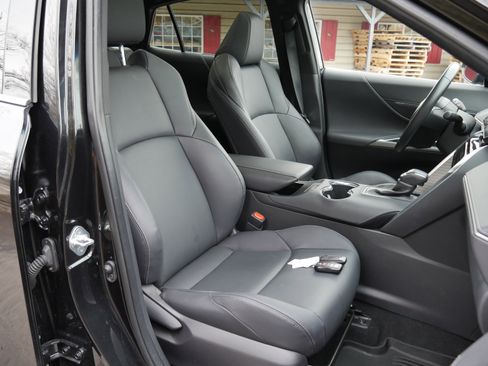 Used 2023 Toyota Venza Nightshade image 28