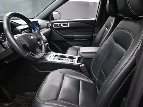 Used 2020 Ford Explorer XLT w/ Equipment Group 202A AWD/4WD image 14