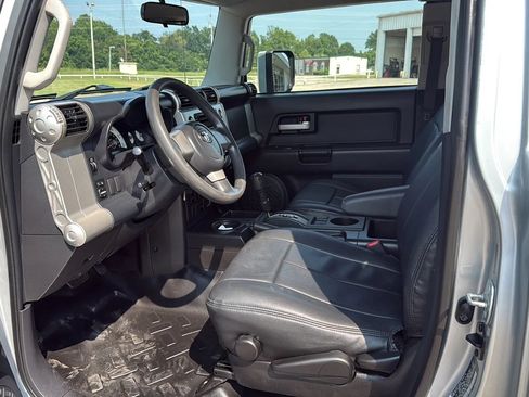 Used 2007 Toyota FJ Cruiser 2WD w/ Convenience Pkg image 12