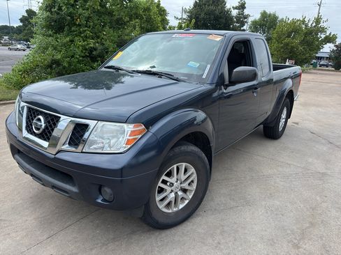 Used 2018 Nissan Frontier SV RWD image 2