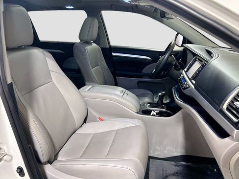 Used 2019 Toyota Highlander XLE FWD image 28